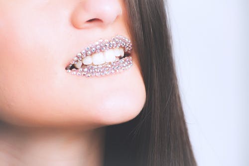 武汉60岁老人是种牙还是镶牙好？从身体和经济条件帮你分析