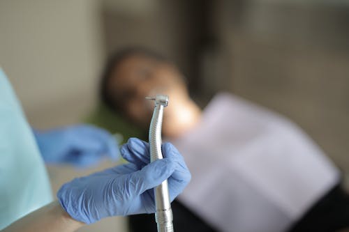 武汉50岁种牙和镶牙哪个好？牙医实话告诉你该怎么选