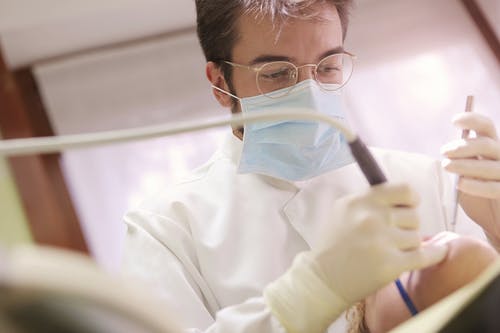 武汉什么叫做种植牙齿？通俗说就是在牙槽骨打地基装牙冠，不伤邻牙能用几十年